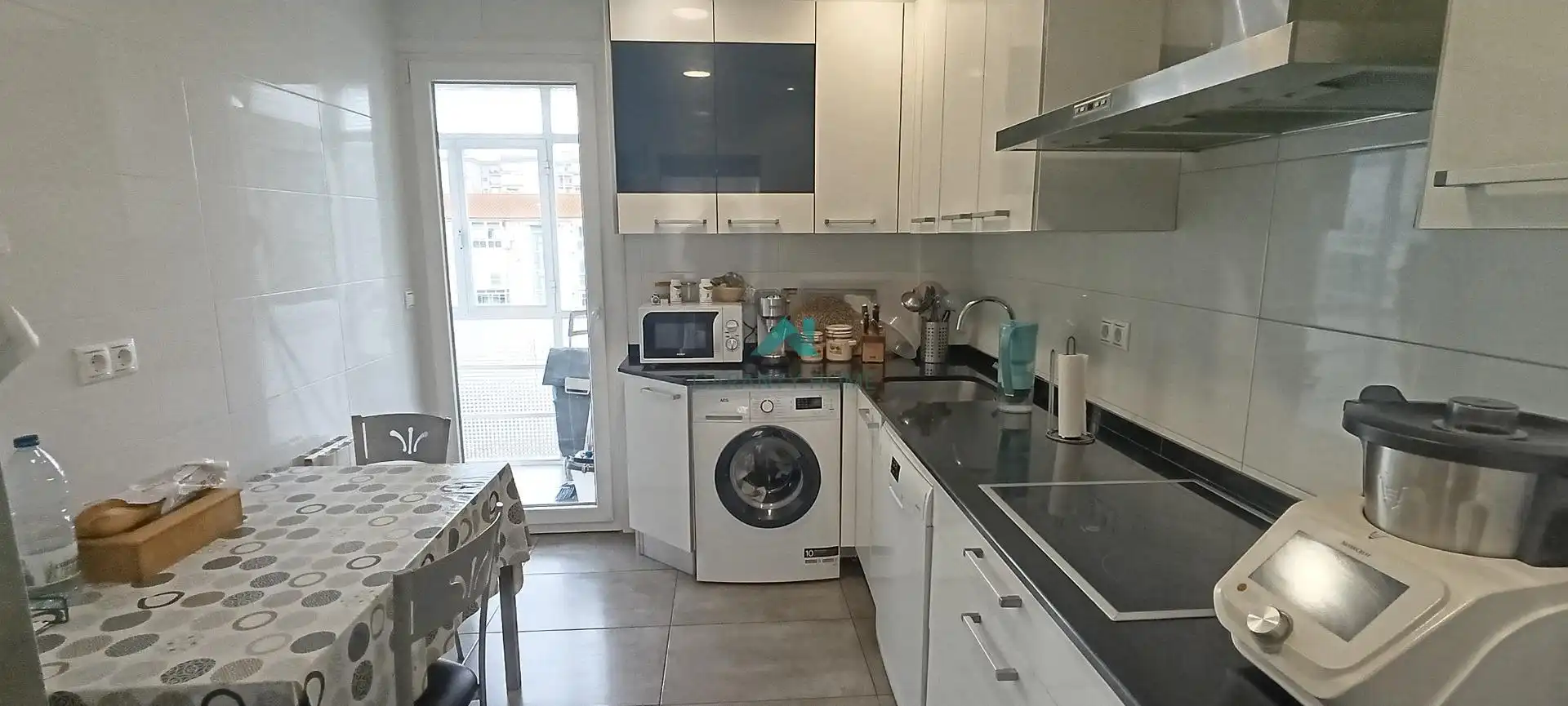 Cuina de Àtic en venda en Laredo amb Calefacció, Jardí privat i Terrassa