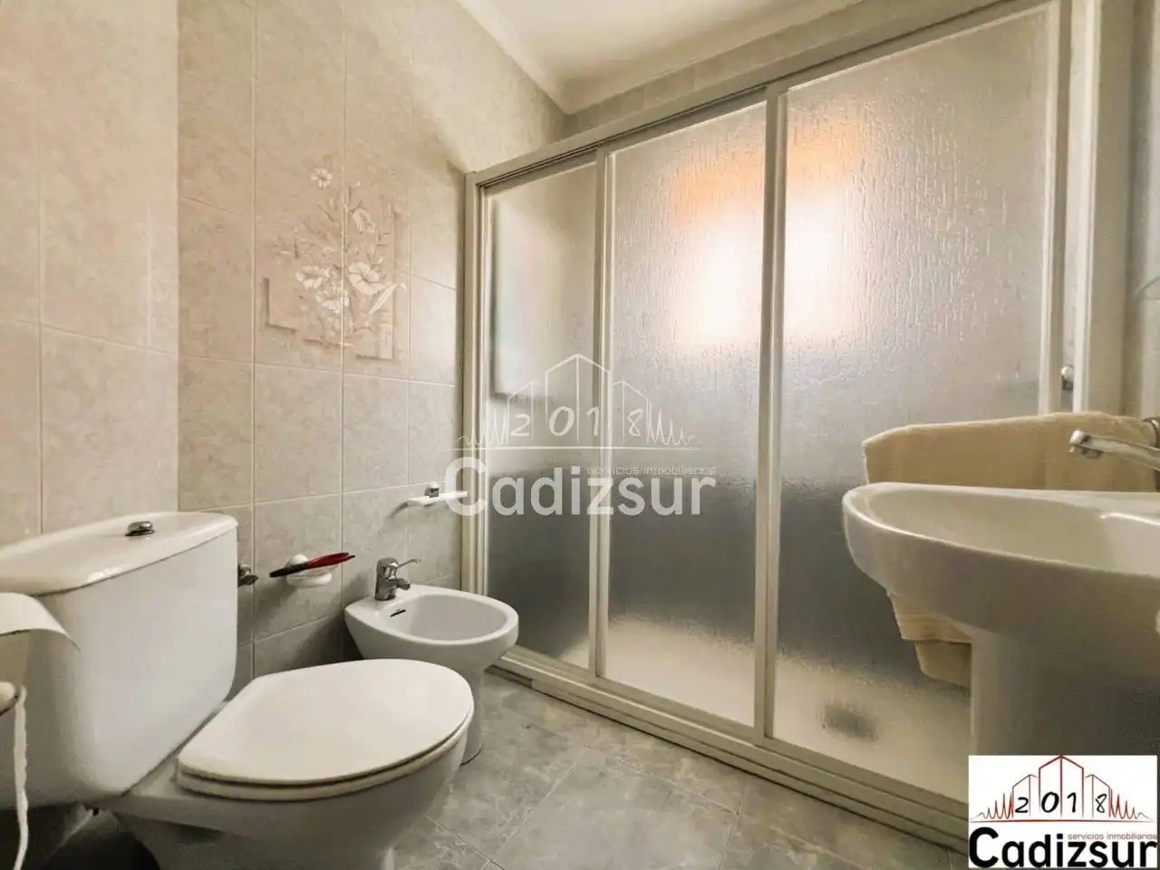 Badezimmer von Wohnung zum Verkauf in Cádiz mit Klimaanlage und Terrasse
