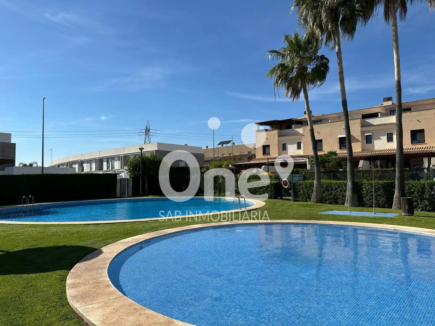 Schwimmbecken von Einfamilien-Reihenhaus zum Verkauf in San Antonio de Benagéber mit Klimaanlage, Heizung und Privatgarten