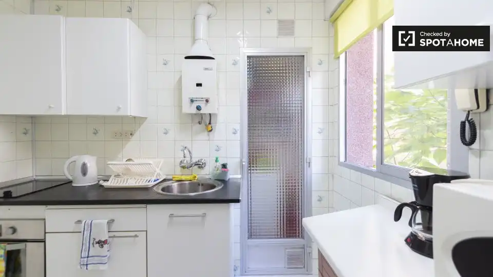 Cuina de Apartament per a compartir en Madrid amb Aire condicionat i Terrassa