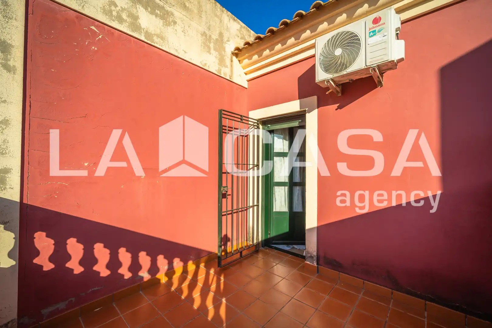 Vista exterior de Casa adosada en venta en Dos Hermanas con Aire acondicionado, Terraza y Trastero
