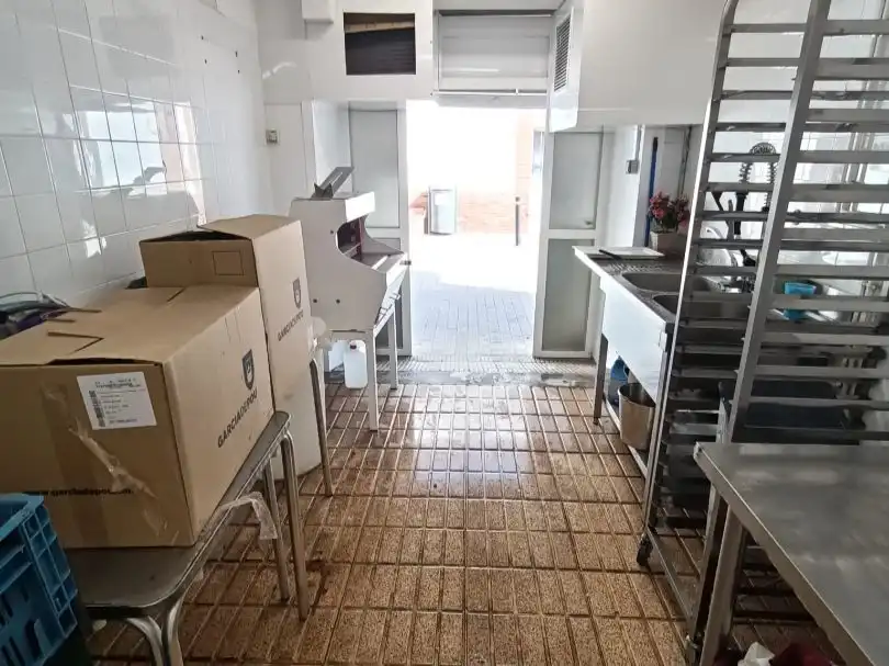 Cuina de Local de lloguer en Torredembarra amb Aire condicionat, Calefacció i Moblat