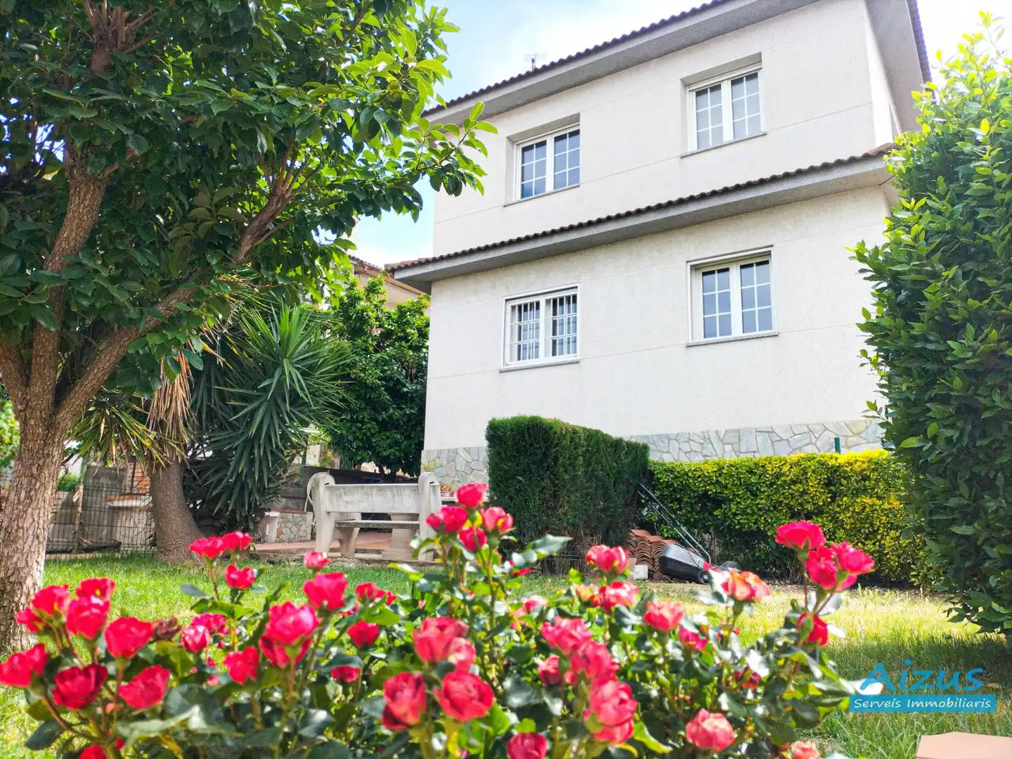 Vista exterior de Casa o xalet en venda en Cerdanyola del Vallès amb Aire condicionat, Calefacció i Jardí privat