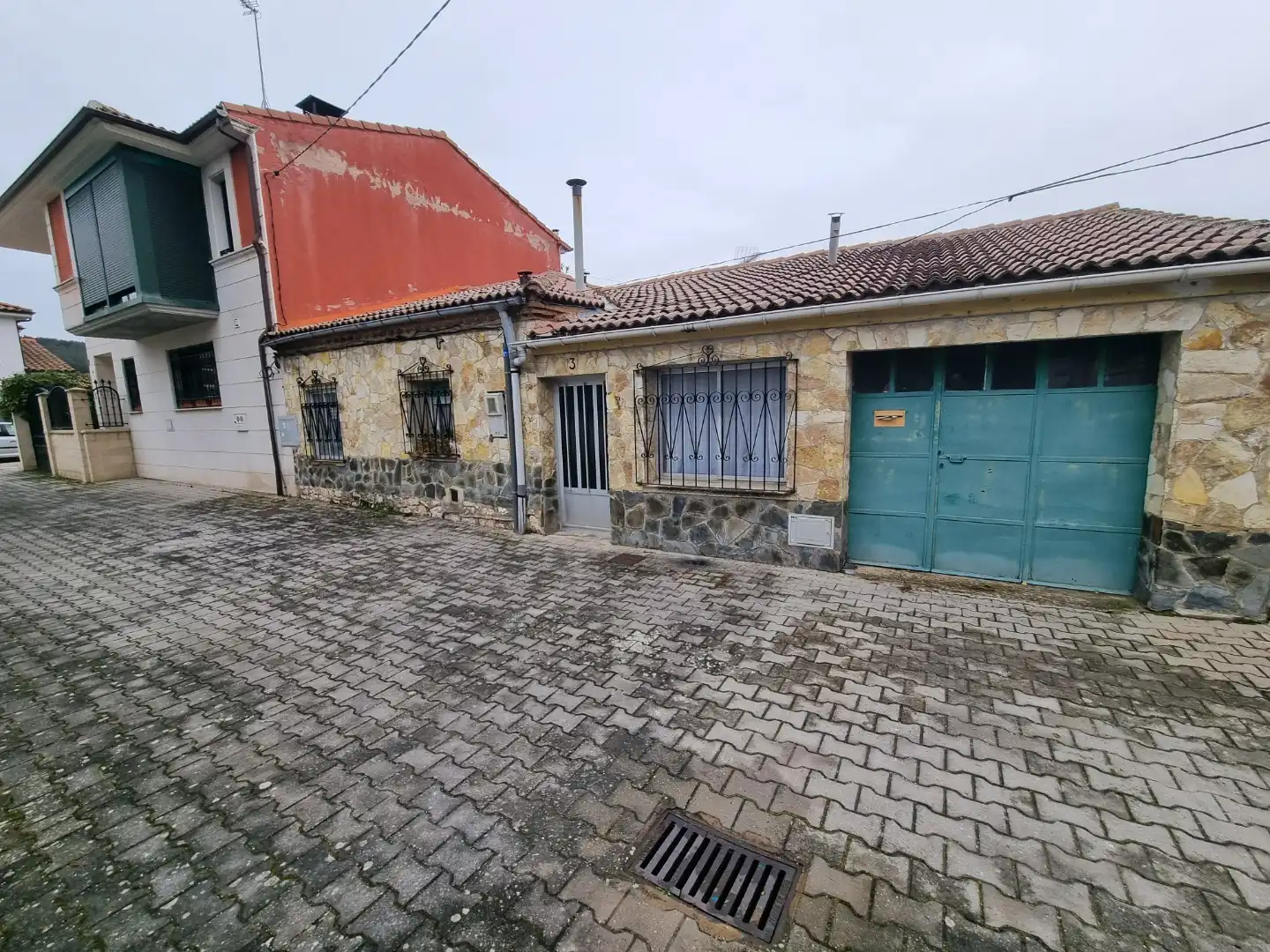 Vista exterior de Casa adosada en venda en Burgos amb Jardí privat