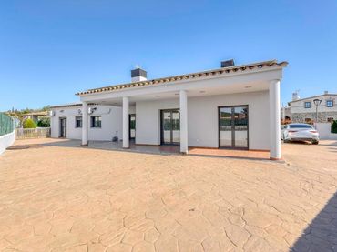 Chalet con piscina en venta en Calle Canigó