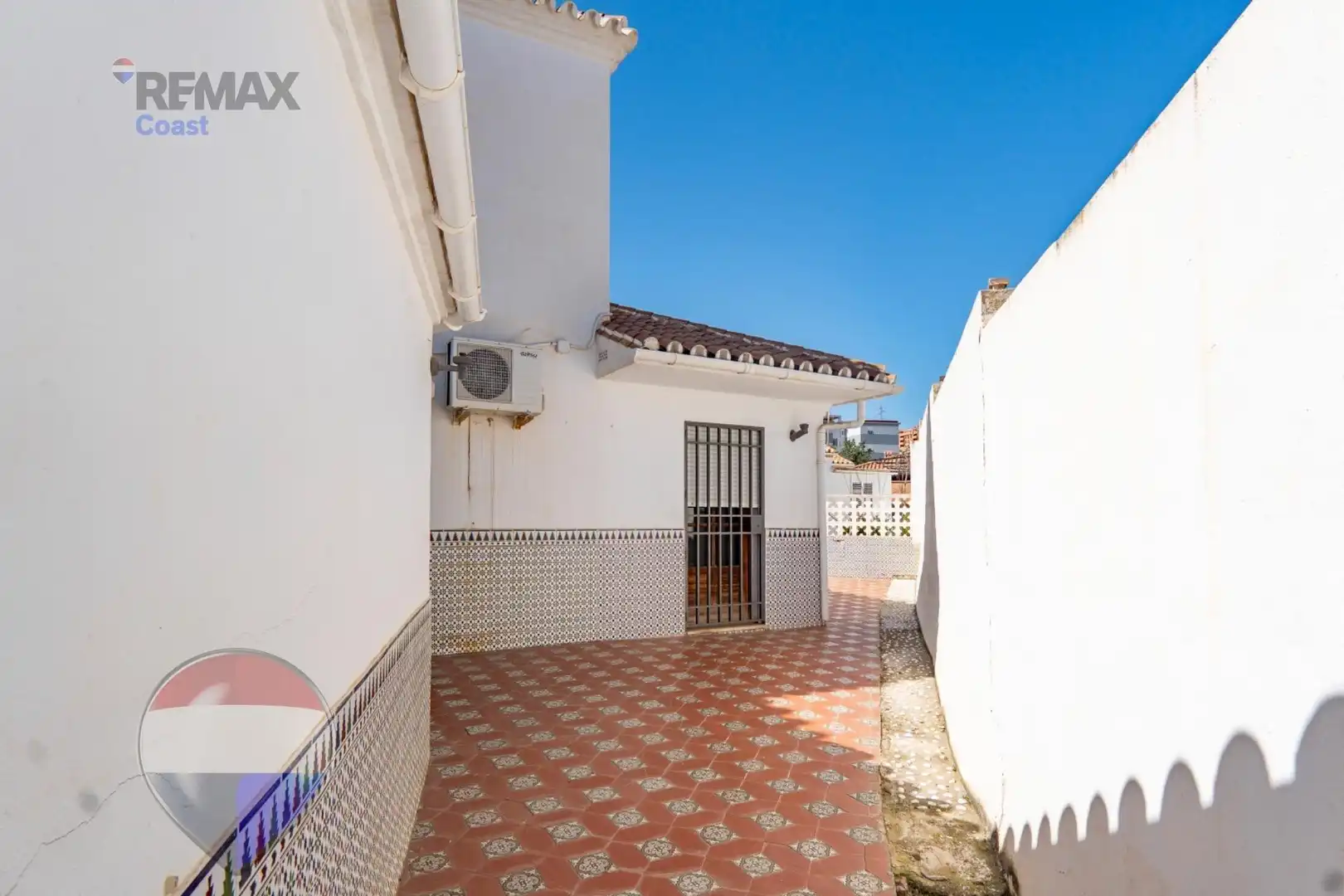 Vista exterior de Casa o xalet en venda en Rincón de la Victoria amb Aire condicionat, Jardí privat i Piscina