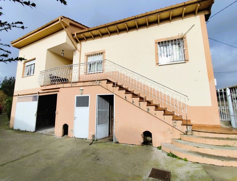 Vista exterior de Casa o xalet en venda en Salas amb Calefacció