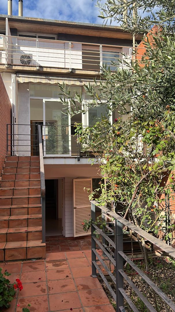 Vista exterior de Casa adosada en venda en Mollet del Vallès amb Aire condicionat, Calefacció i Jardí privat