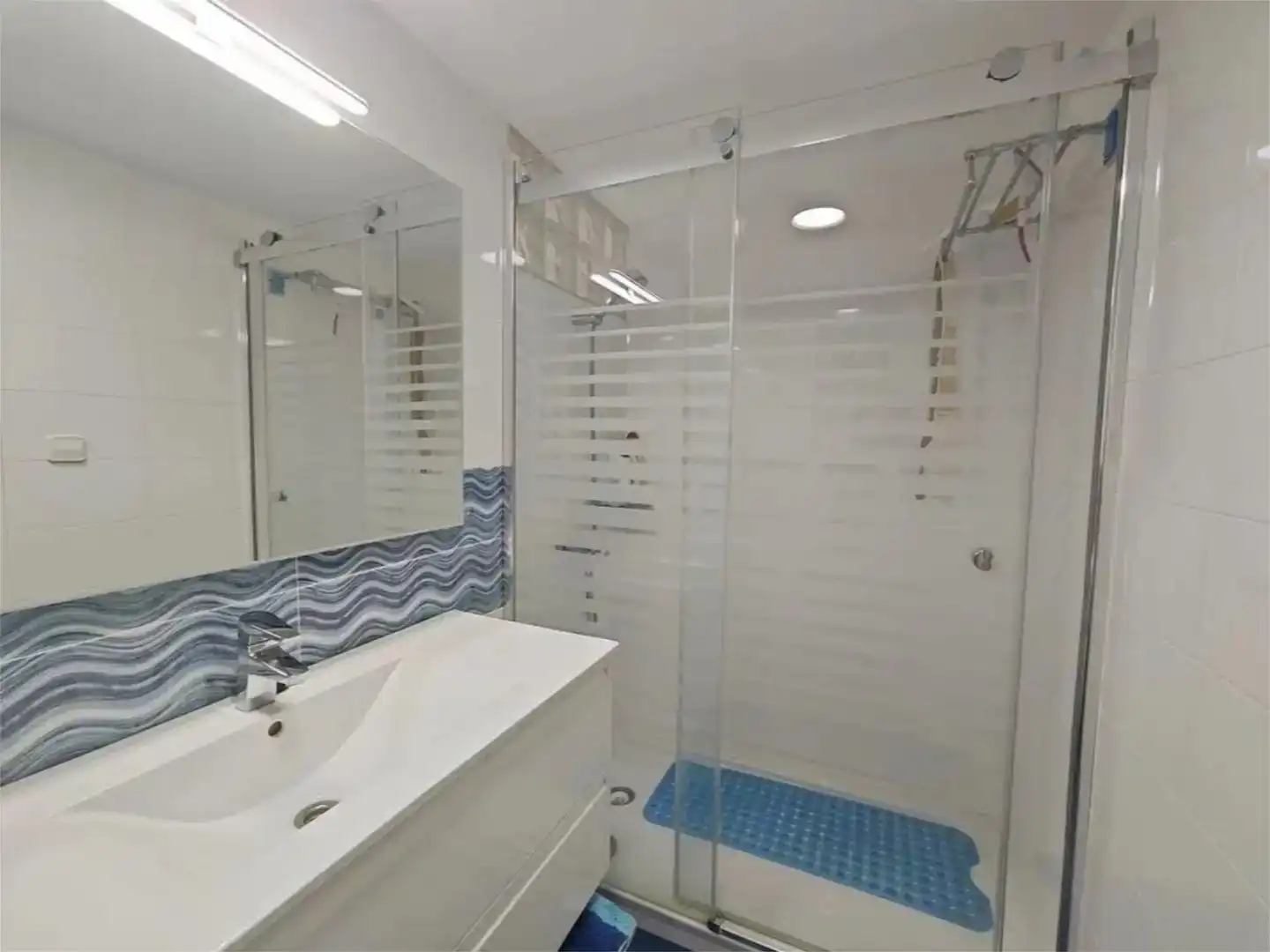 Badezimmer von Wohnung zur Miete in  Valencia Capital mit Klimaanlage und Balkon