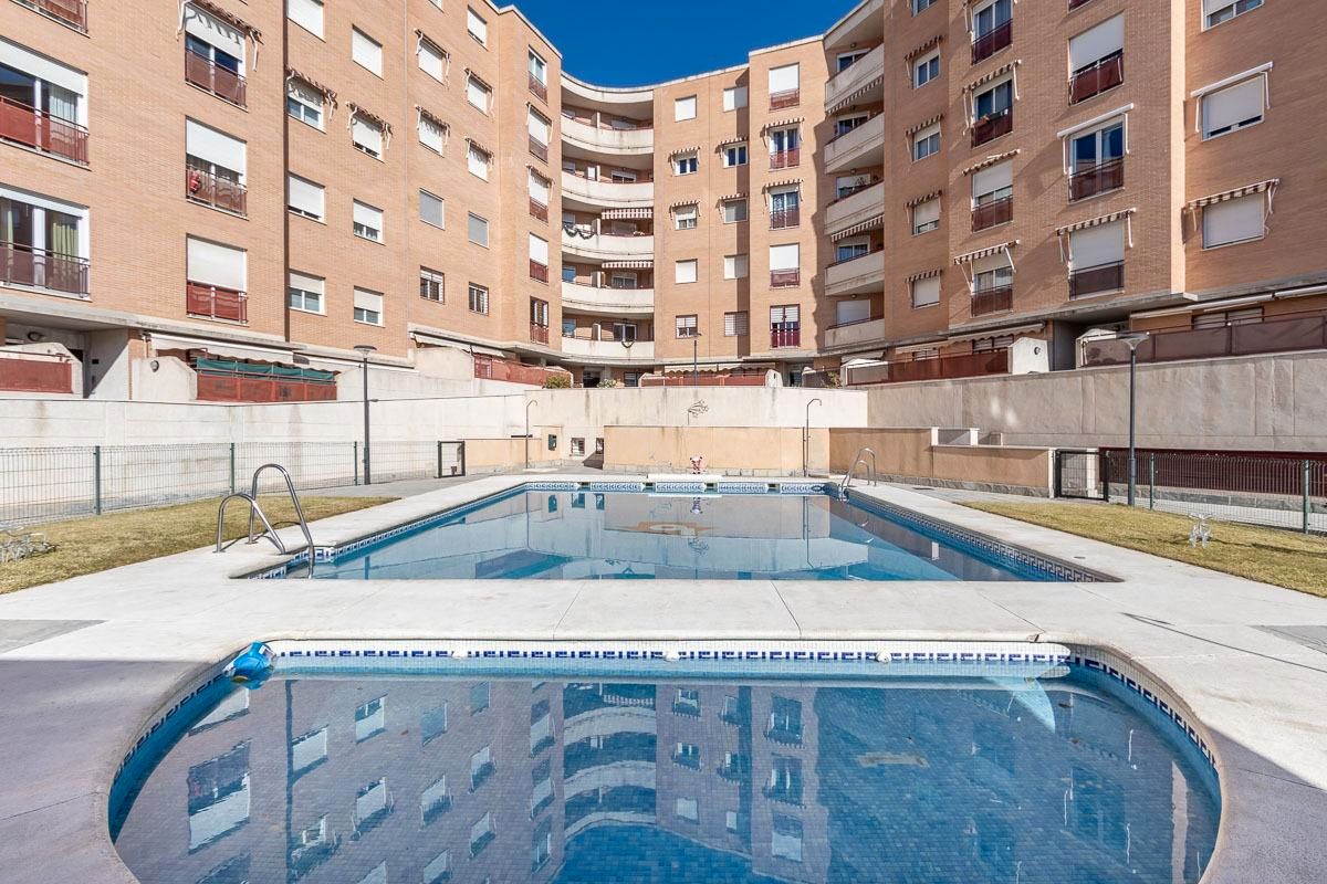Piscina de Àtic en venda en  Granada Capital amb Calefacció, Jardí privat i Terrassa