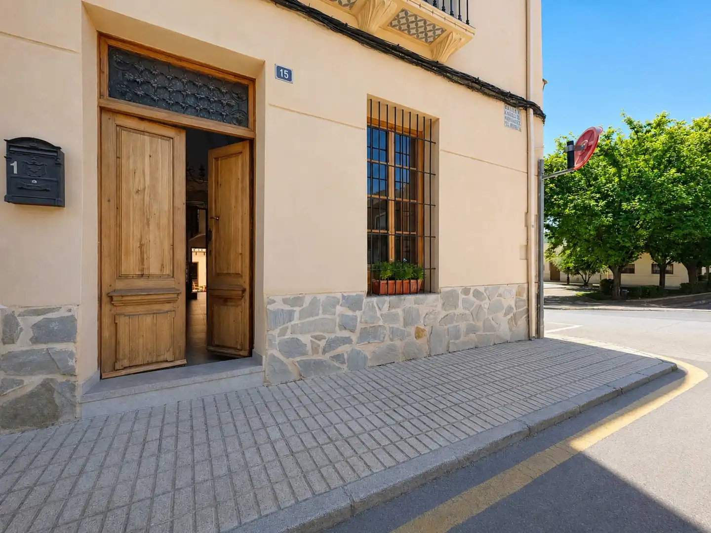 Außenansicht von Einfamilien-Reihenhaus zum Verkauf in El Pinós / Pinoso mit Terrasse