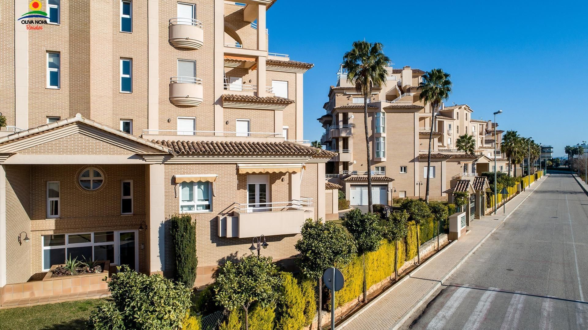 Vista exterior de Apartament en venda en Oliva amb Calefacció, Jardí privat i Terrassa