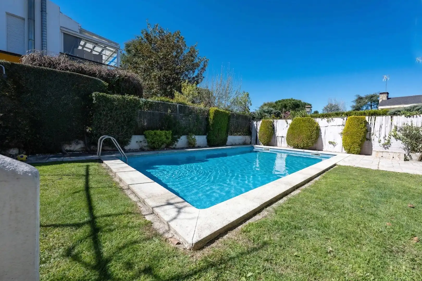 Piscina de Casa o xalet en venda en Majadahonda amb Calefacció, Jardí privat i Parquet