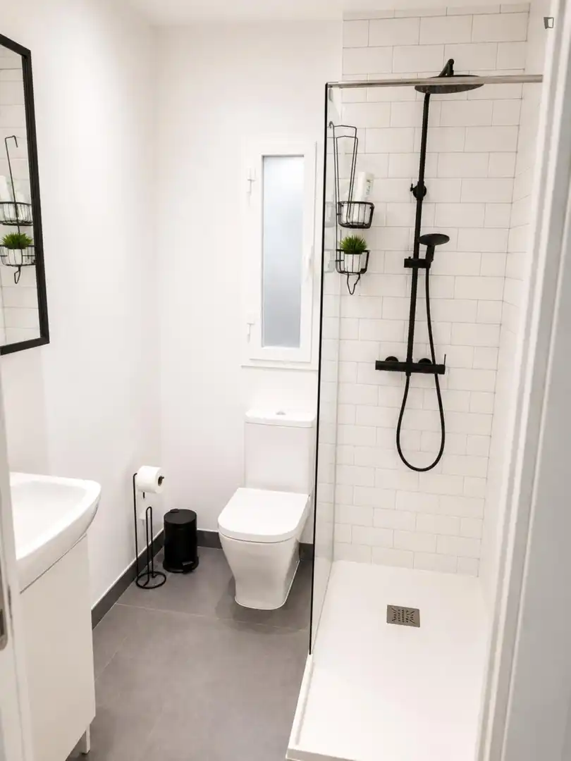 Badezimmer von Wohnungen zur Miete in Madrid mit Heizung, Möbliert und Waschmaschine