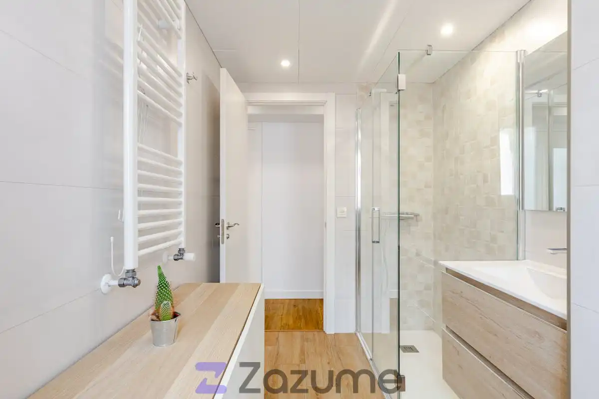 Badezimmer von Wohnung zur Miete in Madrid mit Klimaanlage, Heizung und Terrasse