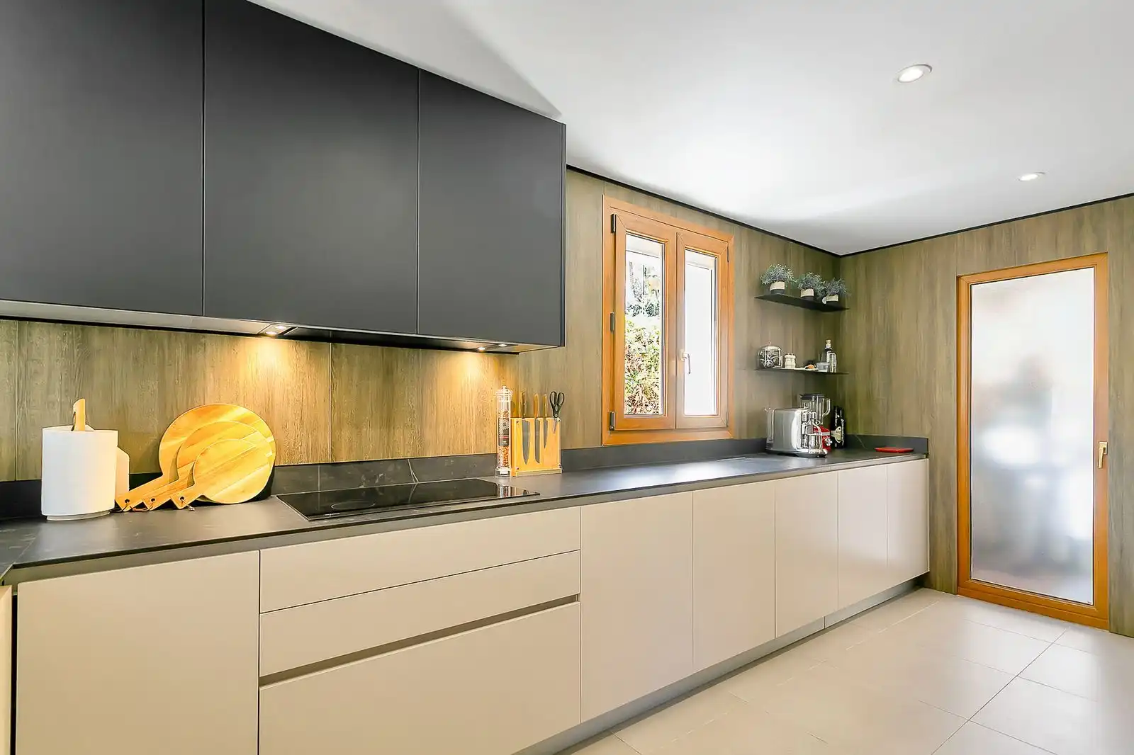 Küche von Einfamilien-Reihenhaus zum Verkauf in Estepona mit Privatgarten, Terrasse und Möbliert