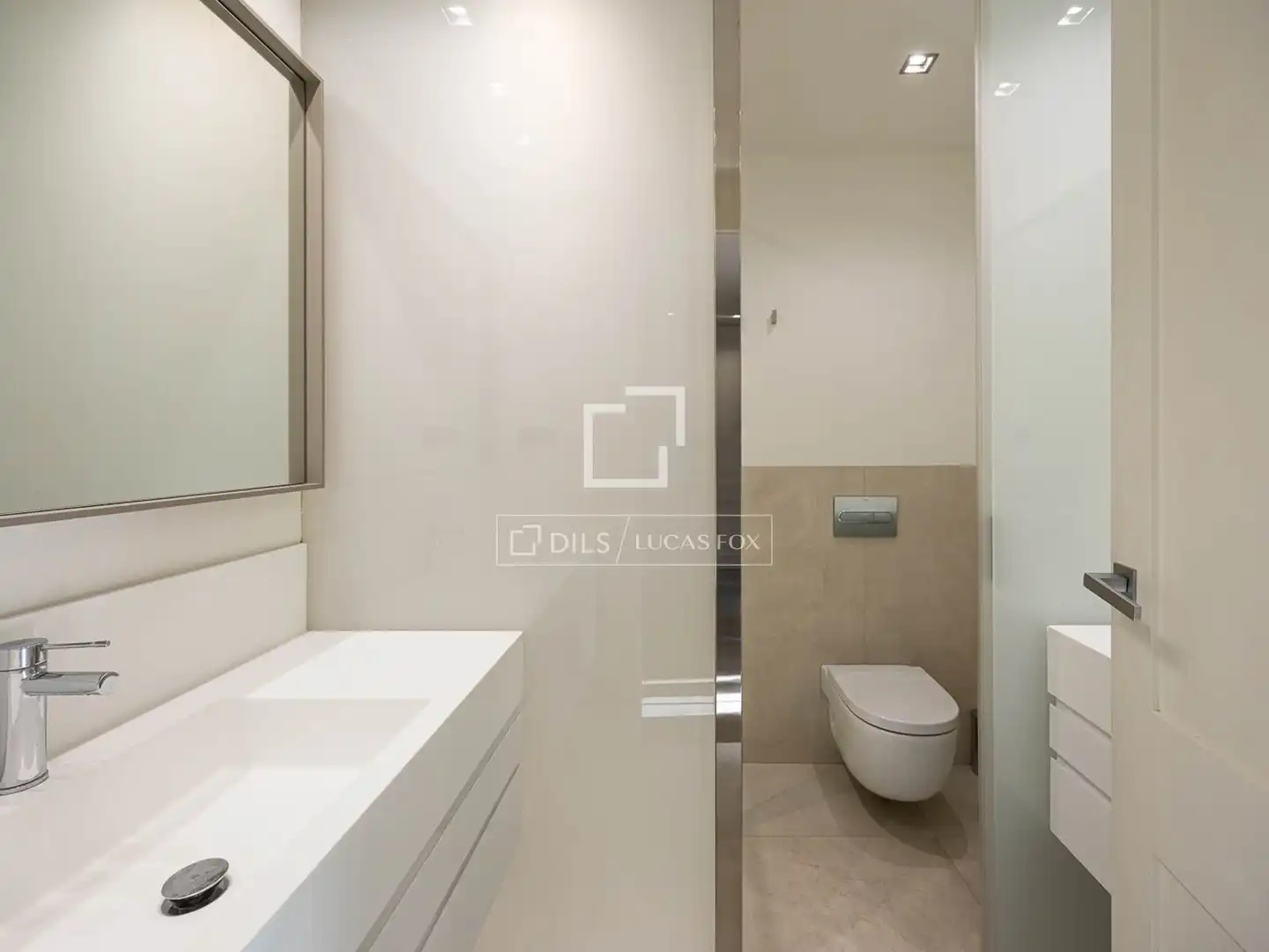 Badezimmer von Wohnung zum Verkauf in Barcelona mit Klimaanlage, Heizung und Parkett