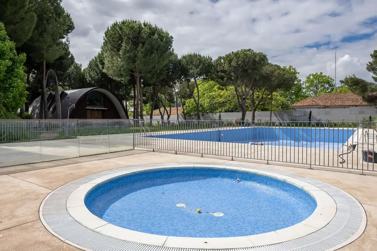 Schwimmbecken von Dachboden zum Verkauf in Majadahonda mit Klimaanlage, Heizung und Privatgarten