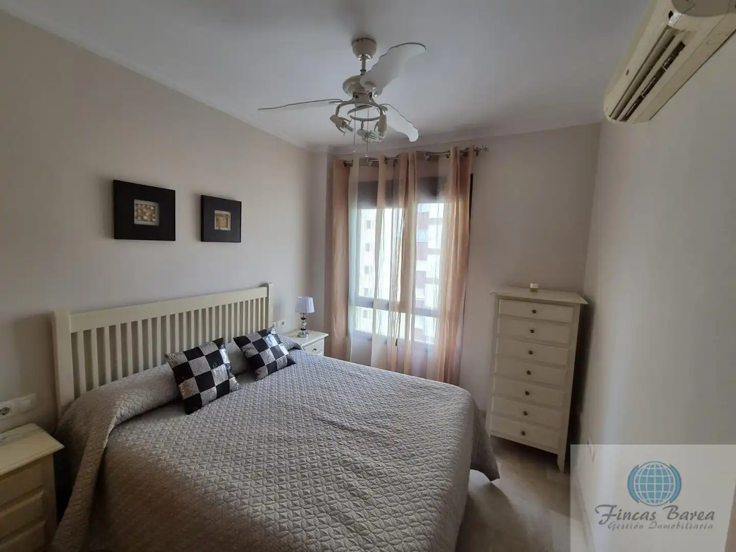 Bedroom of Flat for sale in Fuengirola  with Air Conditioner, Terrace and Community pool