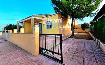 Vista exterior de Casa adosada en venda en Daya Nueva amb Calefacció, Jardí privat i Terrassa