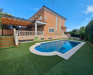 Vista exterior de Casa o xalet en venda en Puertollano amb Aire condicionat, Calefacció i Piscina