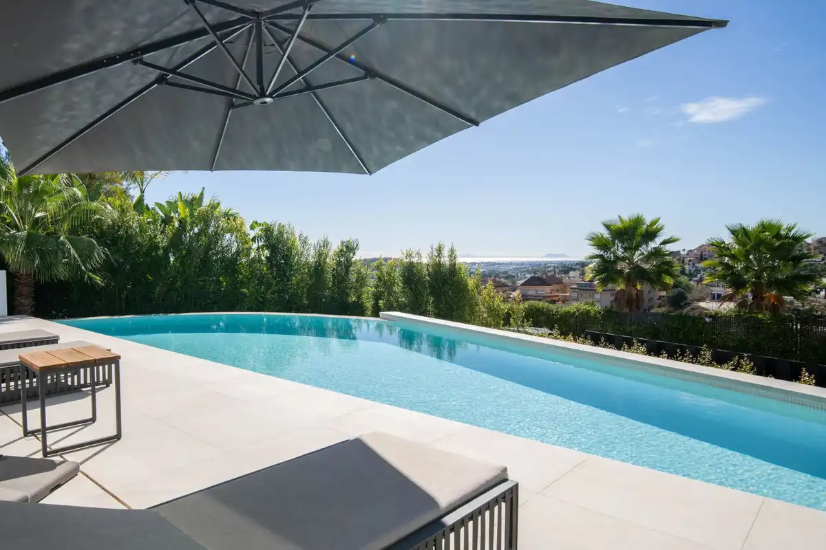 Chalet con piscina en venta en Nueva Andalucía, imagen 2