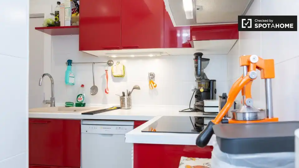 Cuina de Apartament per a compartir en Barcelona amb Aire condicionat, Calefacció i Terrassa