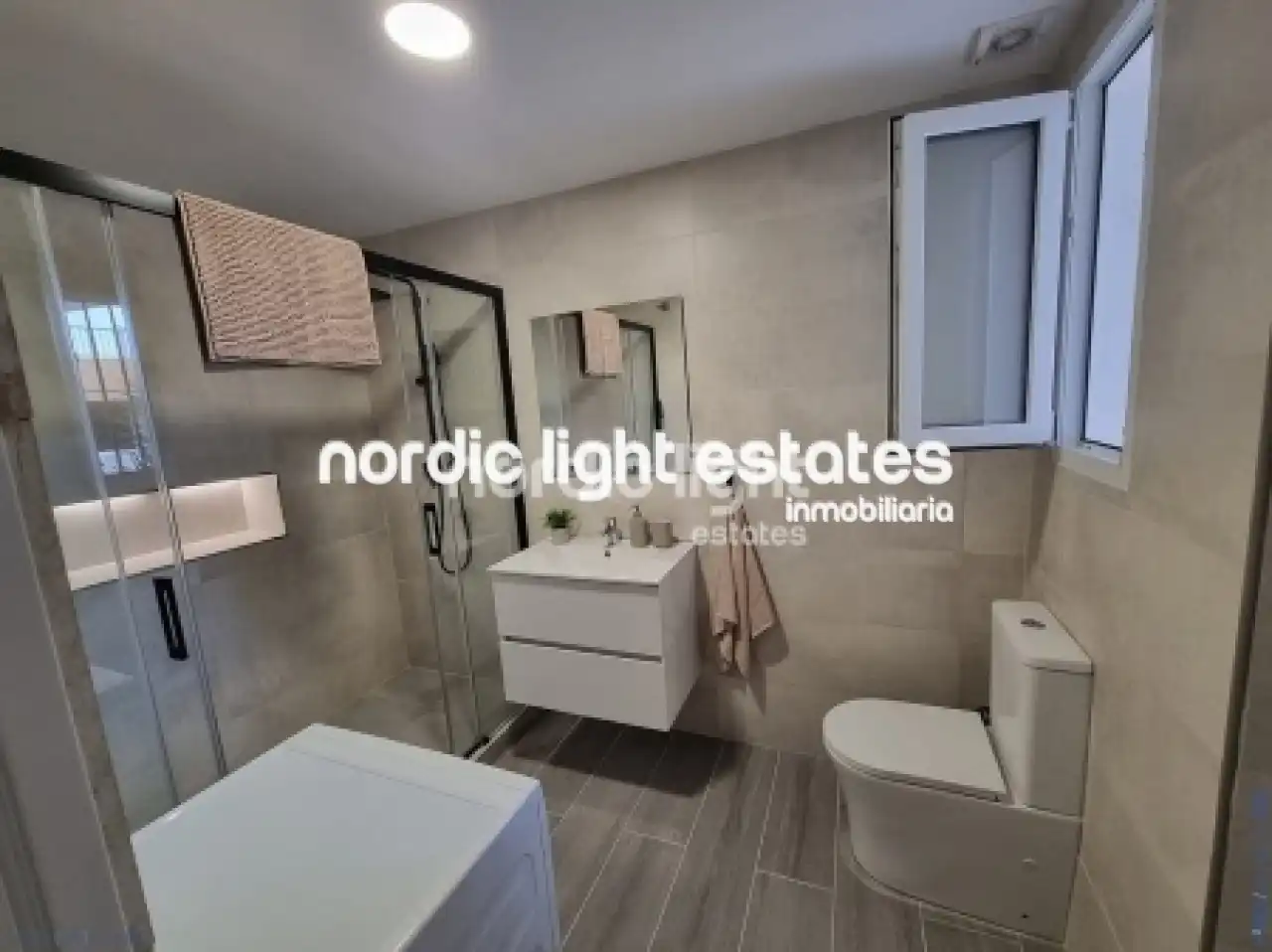 Baño de Piso en venta en Torrox con Aire acondicionado y Amueblado