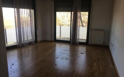 Schlafzimmer von Wohnung zum verkauf in Girona Capital mit Balkon