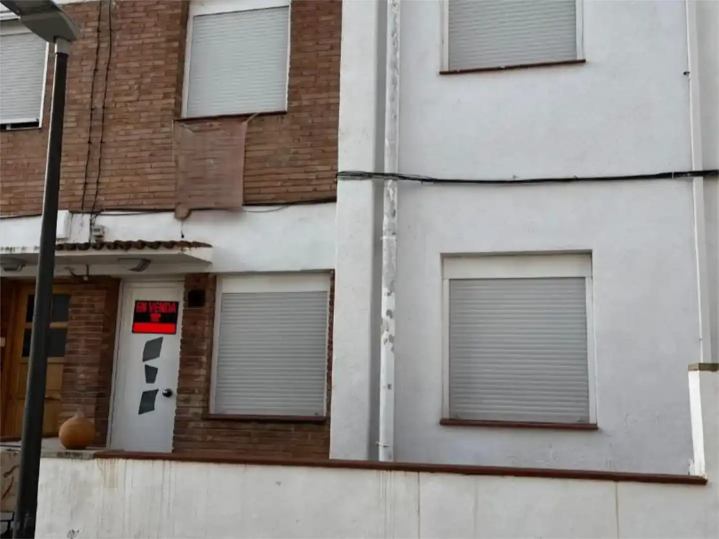Vista exterior de Casa adosada en venda en Flix amb Traster i Moblat