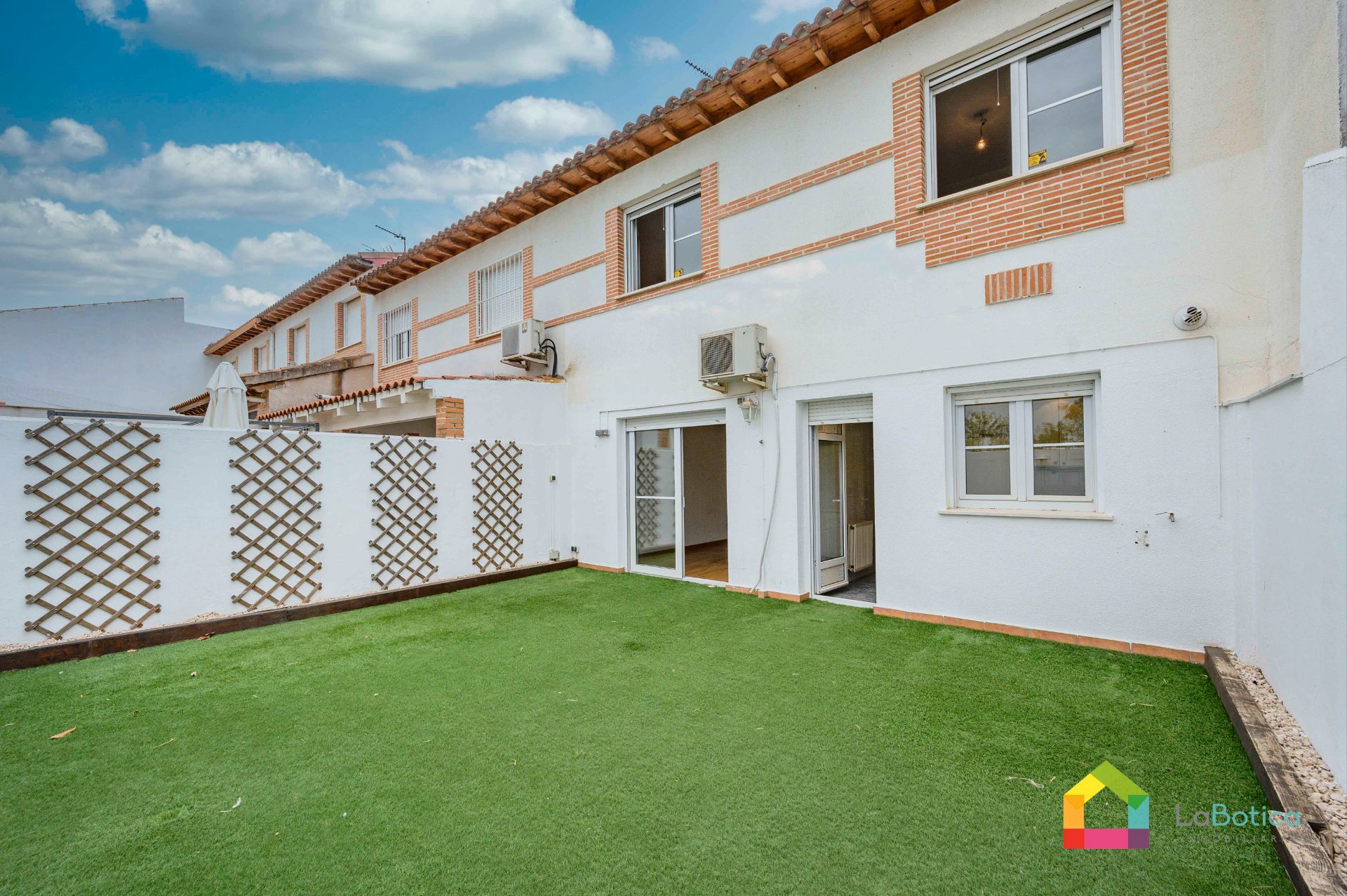 Vista exterior de Casa adosada en venda en Olías del Rey amb Aire condicionat i Jardí privat