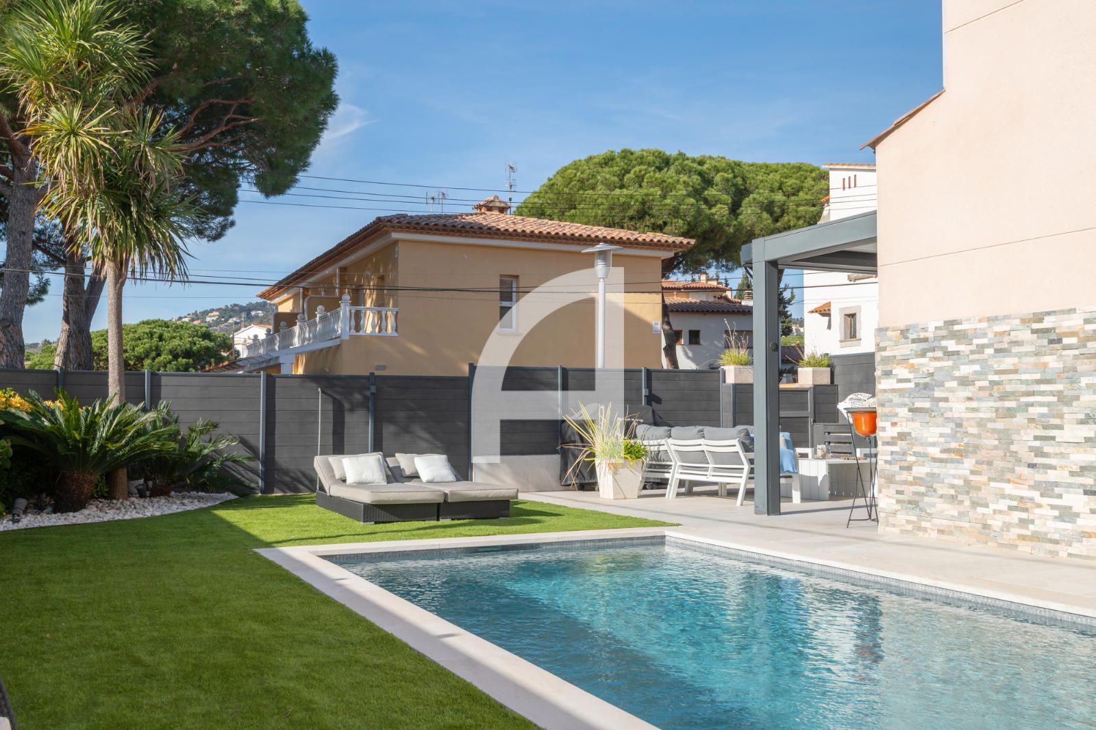 Piscina de Casa adosada en venda en Castell d'Aro, Platja d'Aro i s'Agaró amb Aire condicionat, Jardí privat i Terrassa