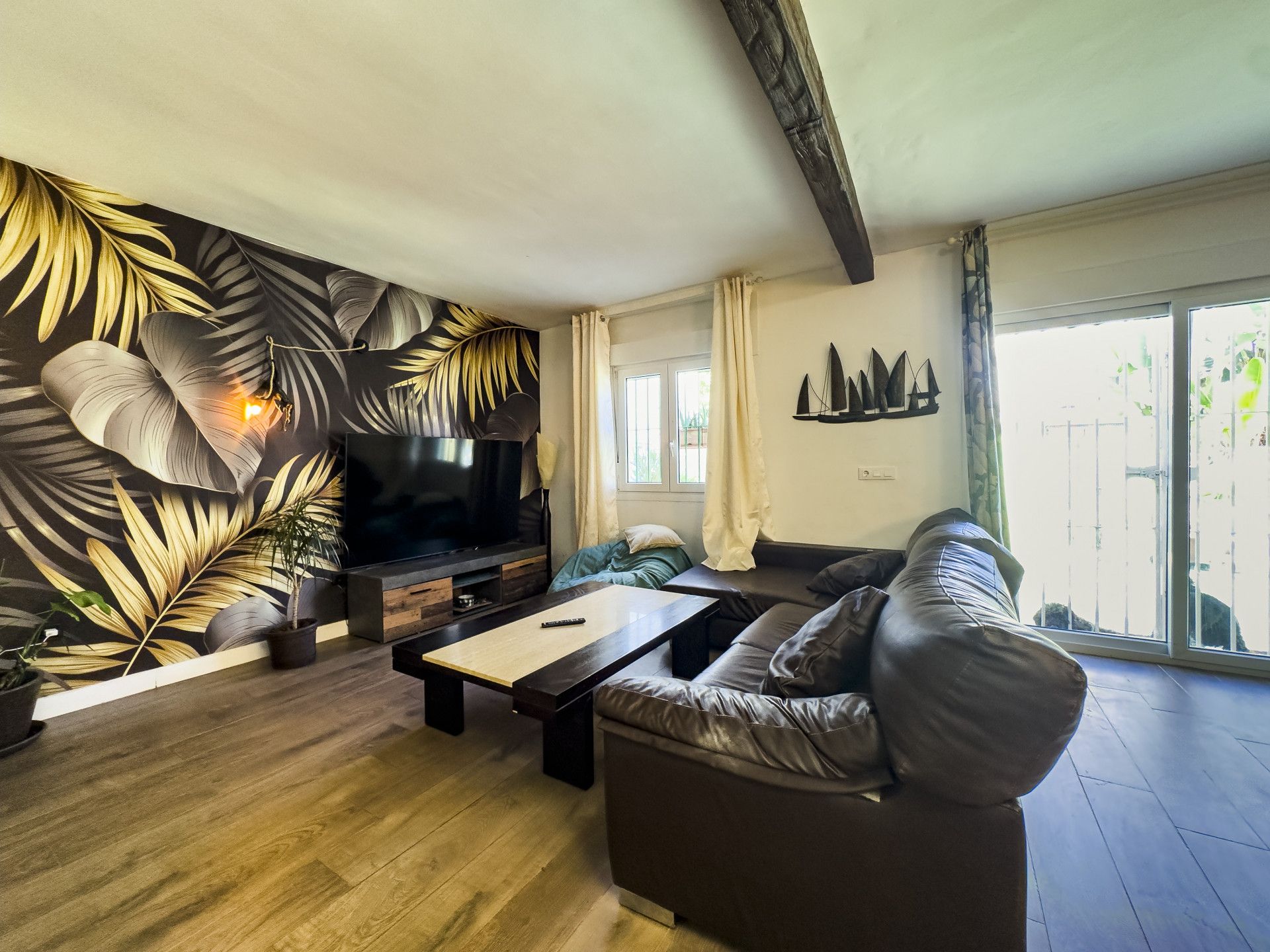 Sala d'estar de Casa adosada en venda en Estepona amb Terrassa, Piscina i Moblat