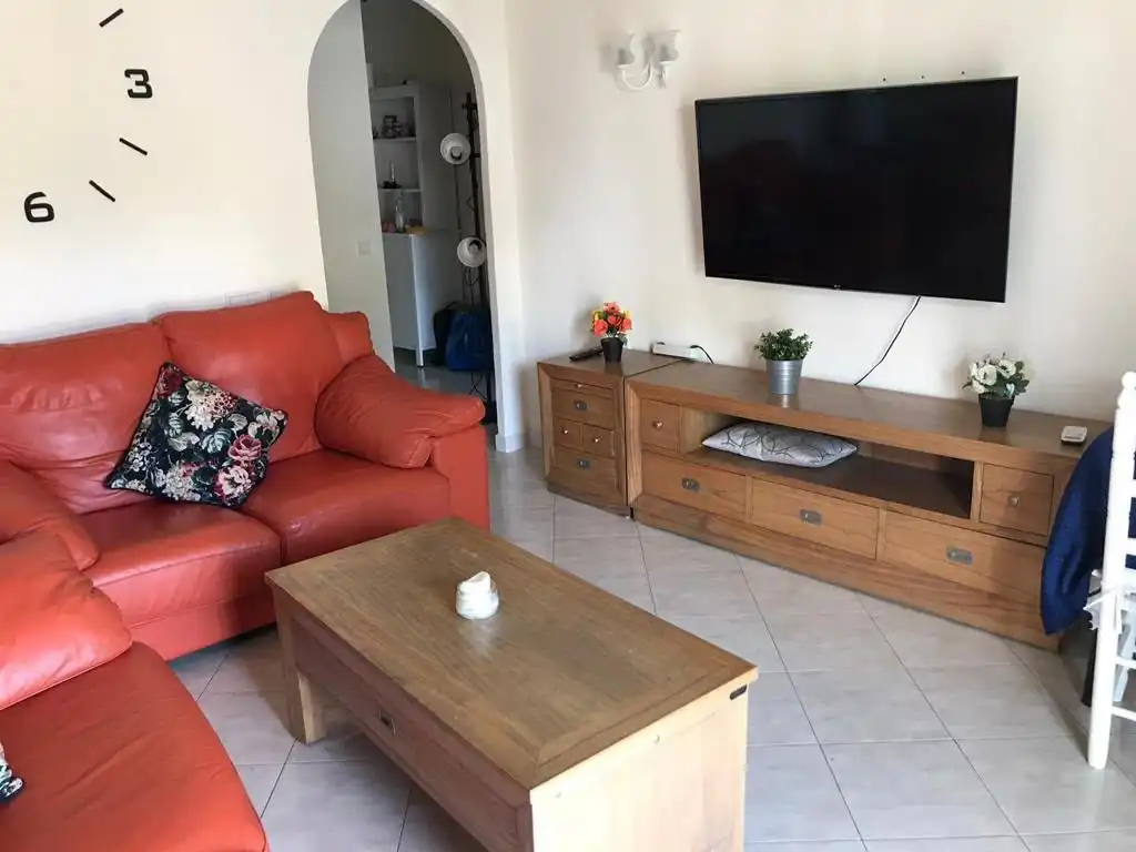 Sala d'estar de Apartament de lloguer en Benalmádena amb Aire condicionat i Moblat