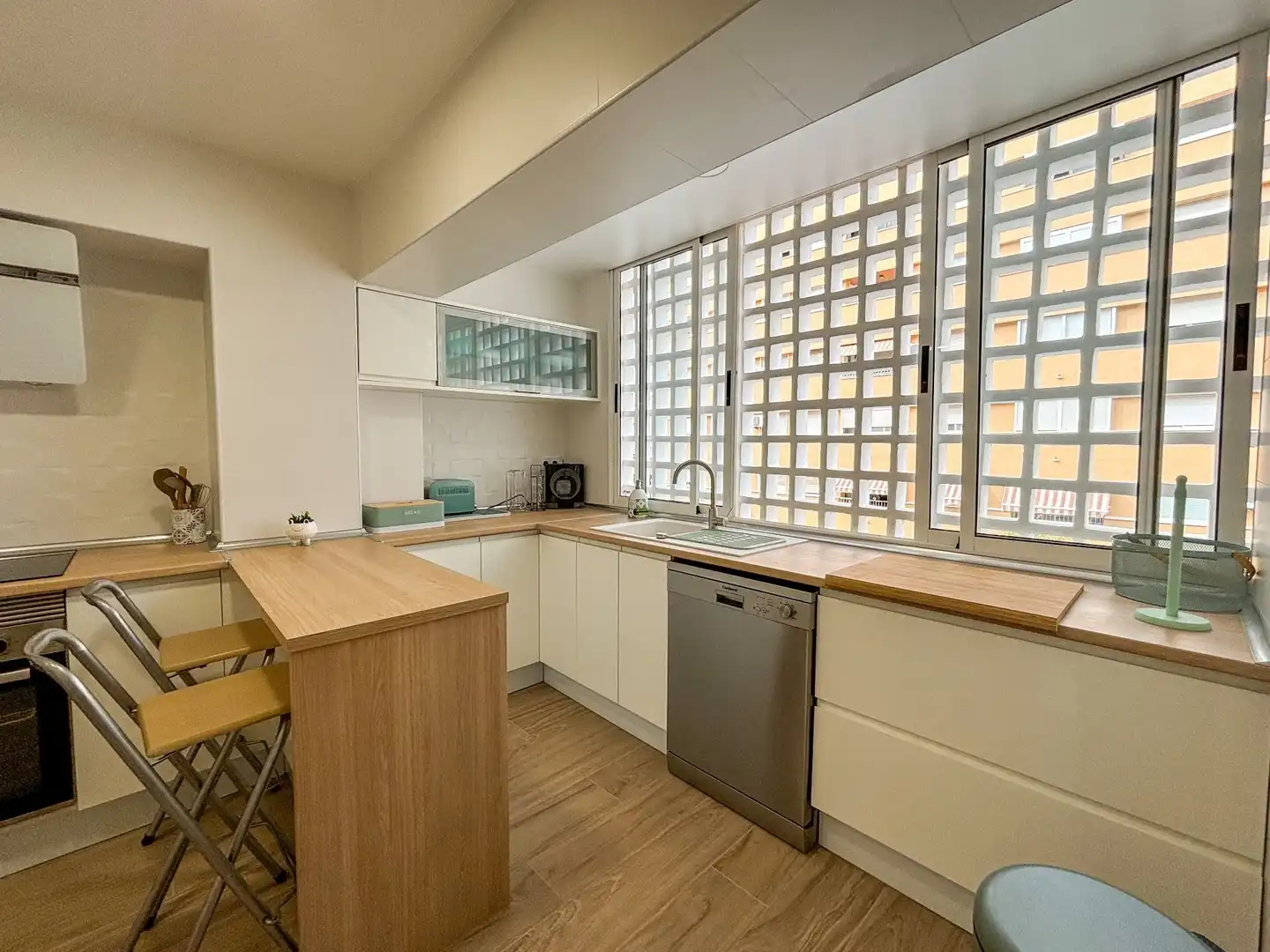 Cuina de Apartament de lloguer en Torrevieja amb Piscina i Piscina comunitària