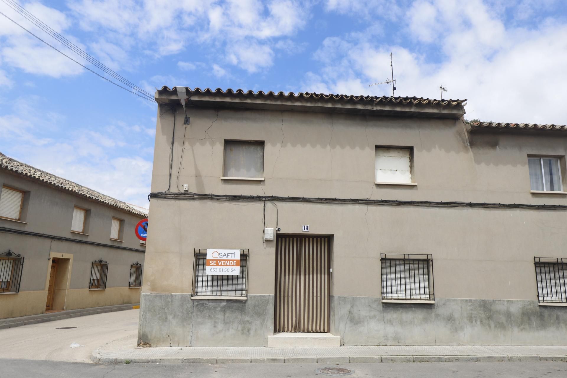 Vista exterior de Casa adosada en venda en Campo de Criptana amb Calefacció i Balcó