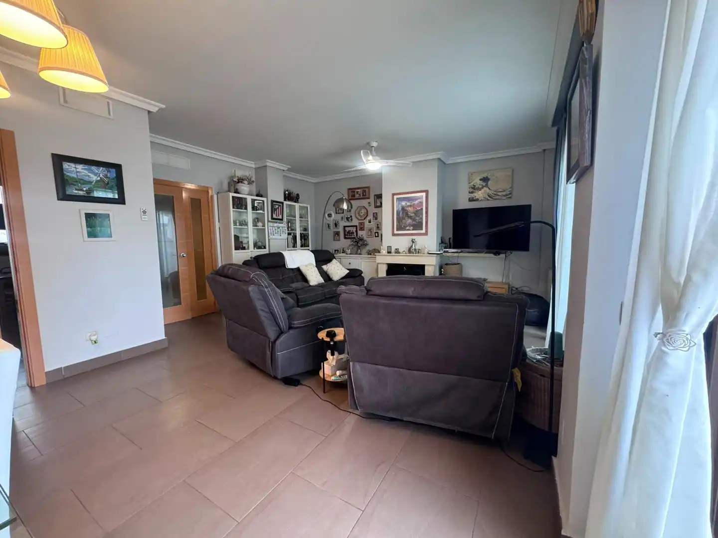 Sala de estar de Casa adosada en venta en Yebes con Calefacción, Balcón y Piscina comunitaria