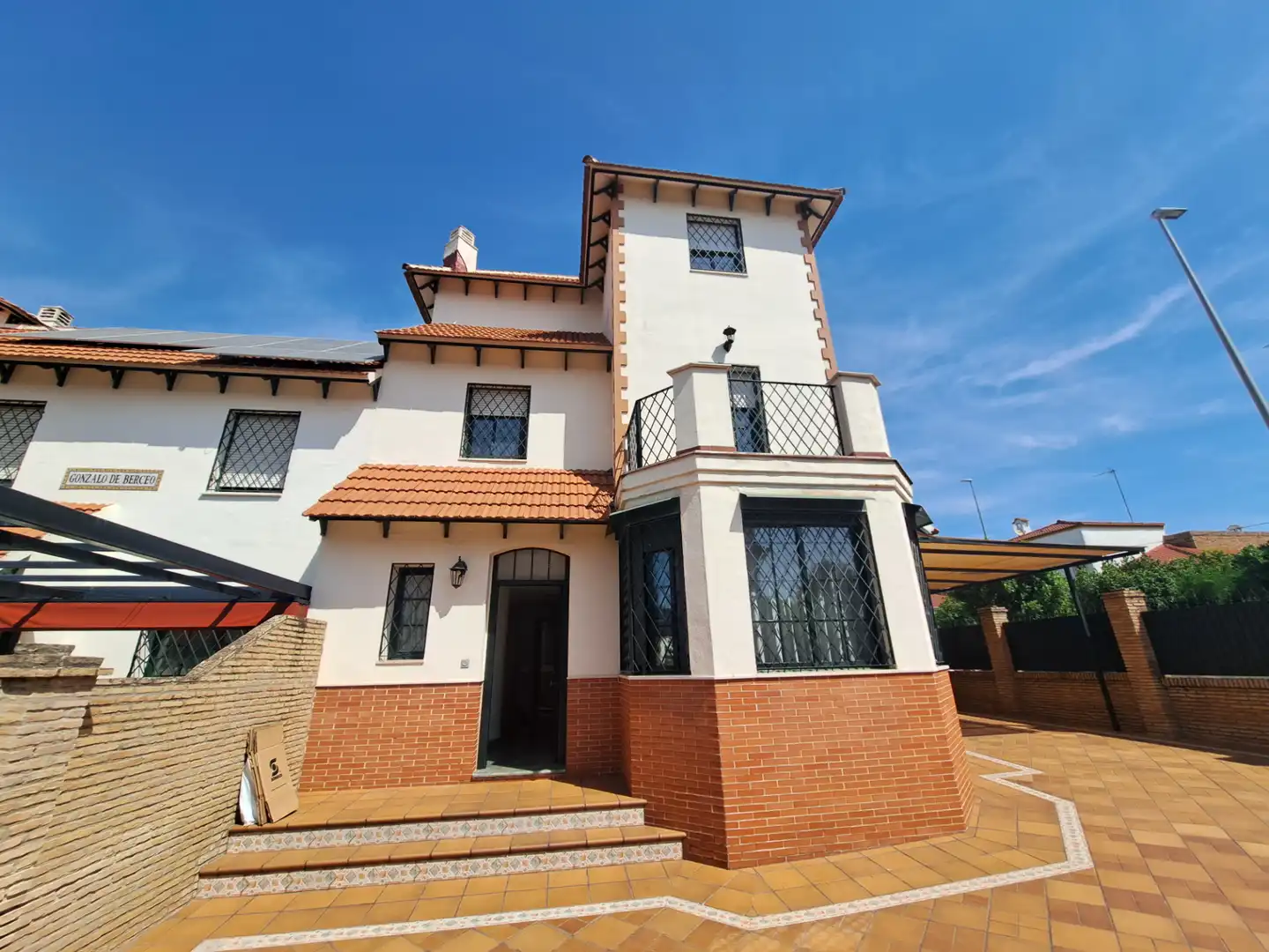 Vista exterior de Casa o xalet en venda en Dos Hermanas amb Aire condicionat, Terrassa i Forn