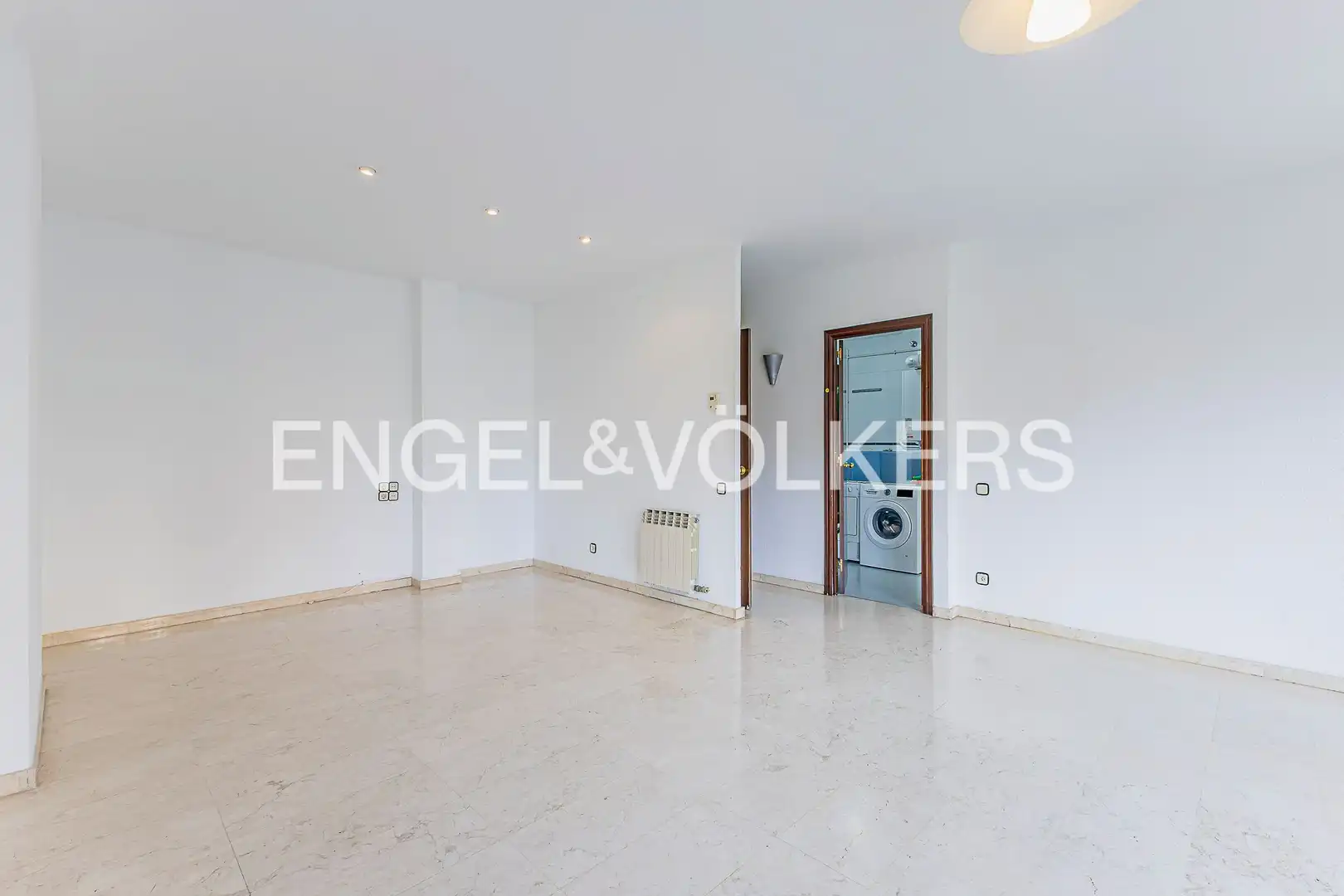Wohnung zum Verkauf in Barcelona mit Klimaanlage, Heizung und Terrasse