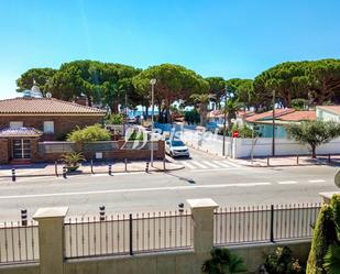 Vista exterior de Casa o xalet en venda en Cambrils amb Aire condicionat, Terrassa i Balcó