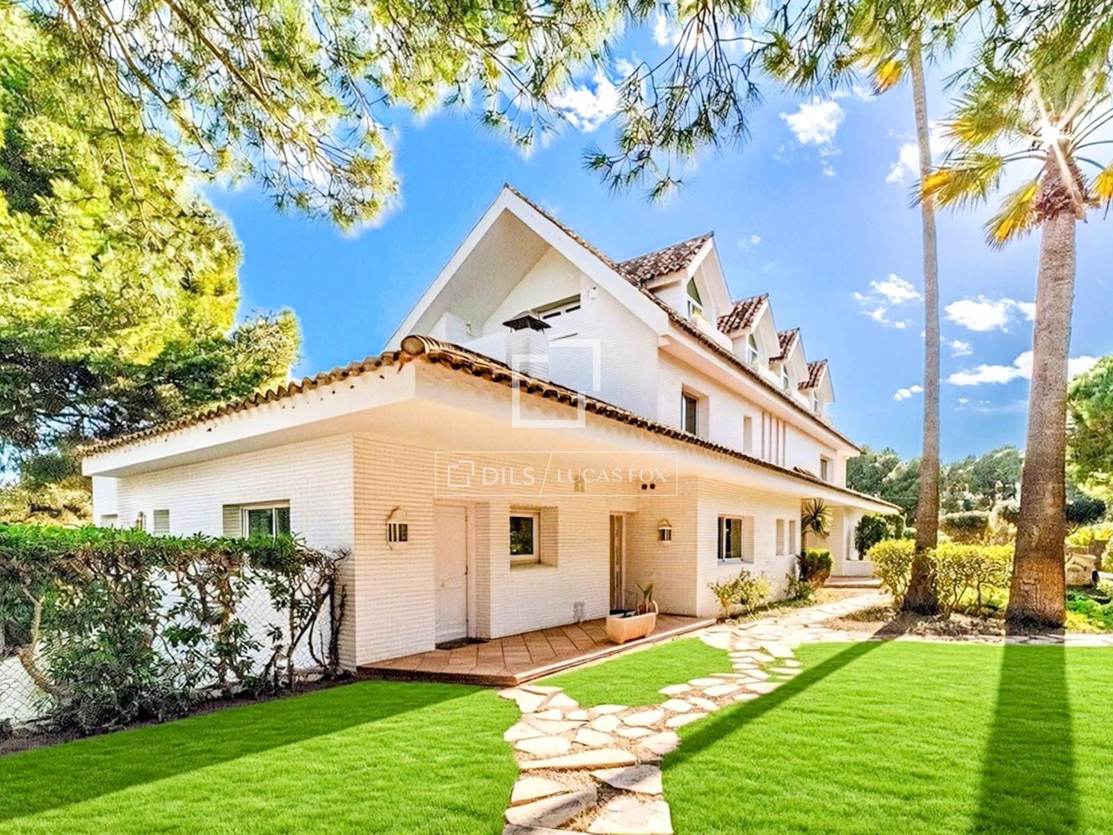 Vista exterior de Casa o xalet en venda en Sitges amb Aire condicionat, Calefacció i Jardí privat