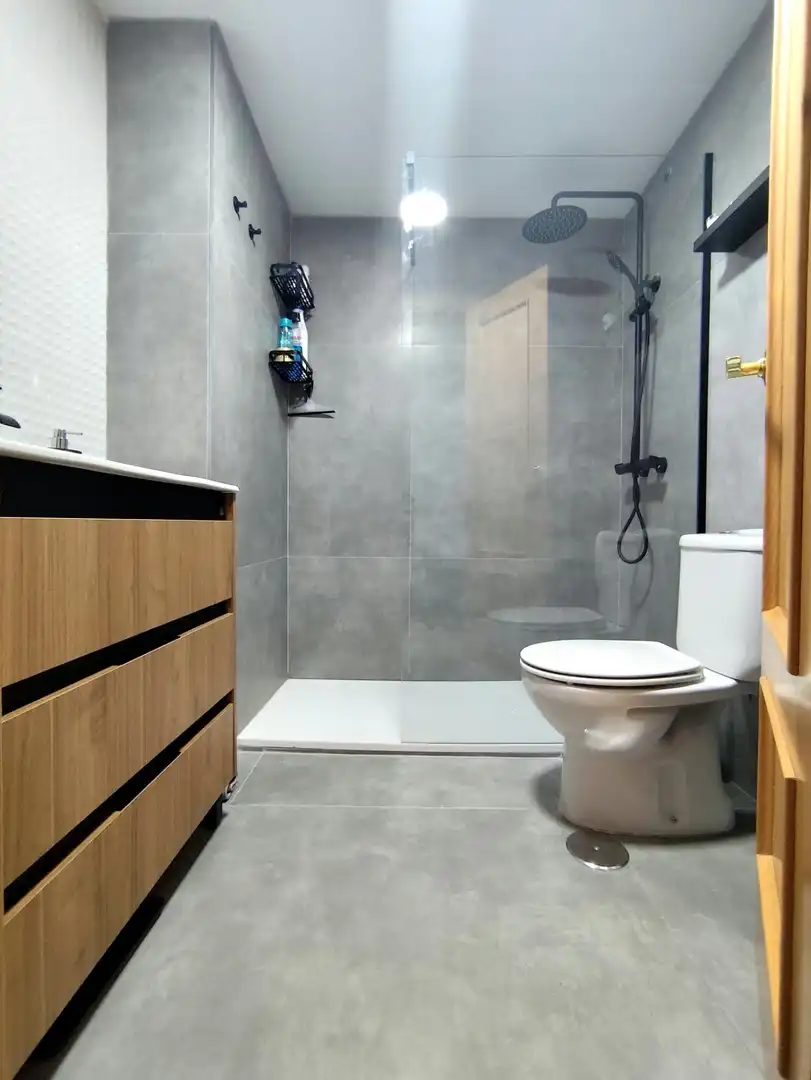 Bathroom of Ground floor for rent in Algeciras  with Private garden, Furnished and Alarm