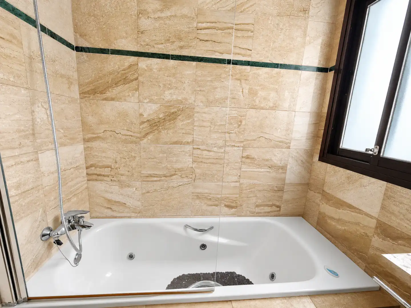Bany de Apartament en venda en Casares amb Aire condicionat, Terrassa i Piscina