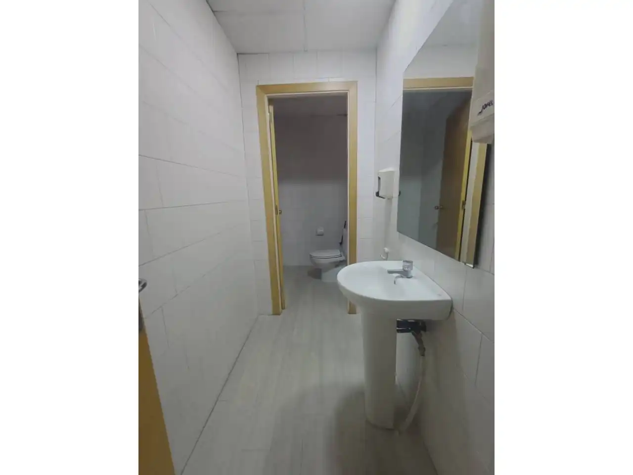 Bathroom of Commercial properties for rent in Girona