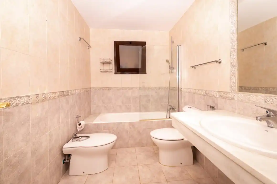 Bany de Apartament en venda en Estepona amb Aire condicionat, Calefacció i Jardí privat