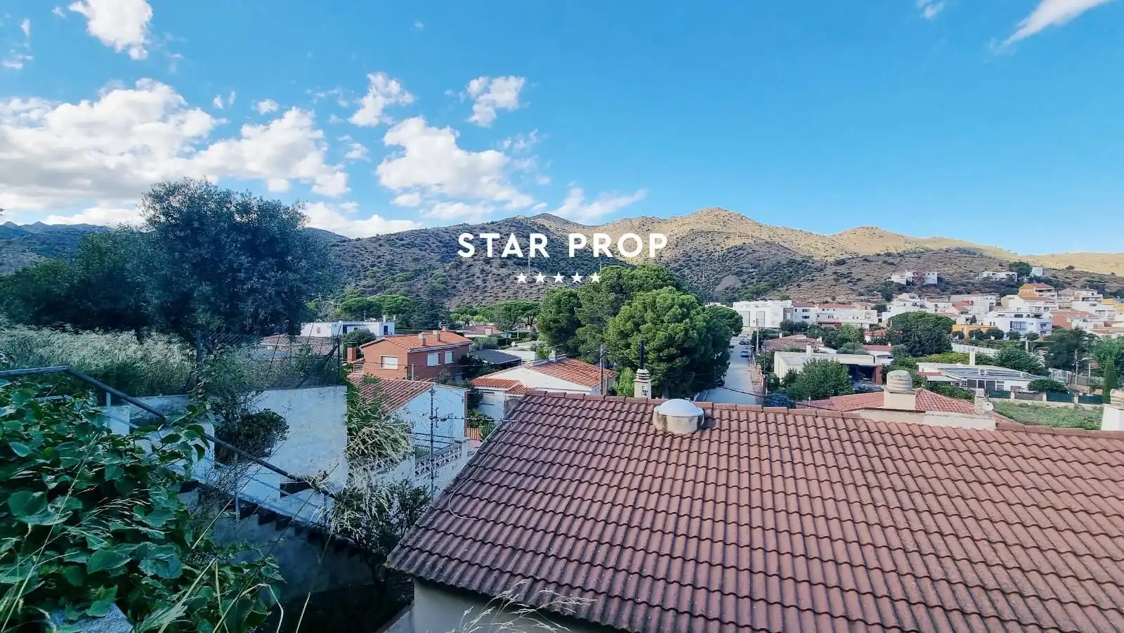 Vista exterior de Àtic en venda en Colera amb Jardí privat, Terrassa i Traster