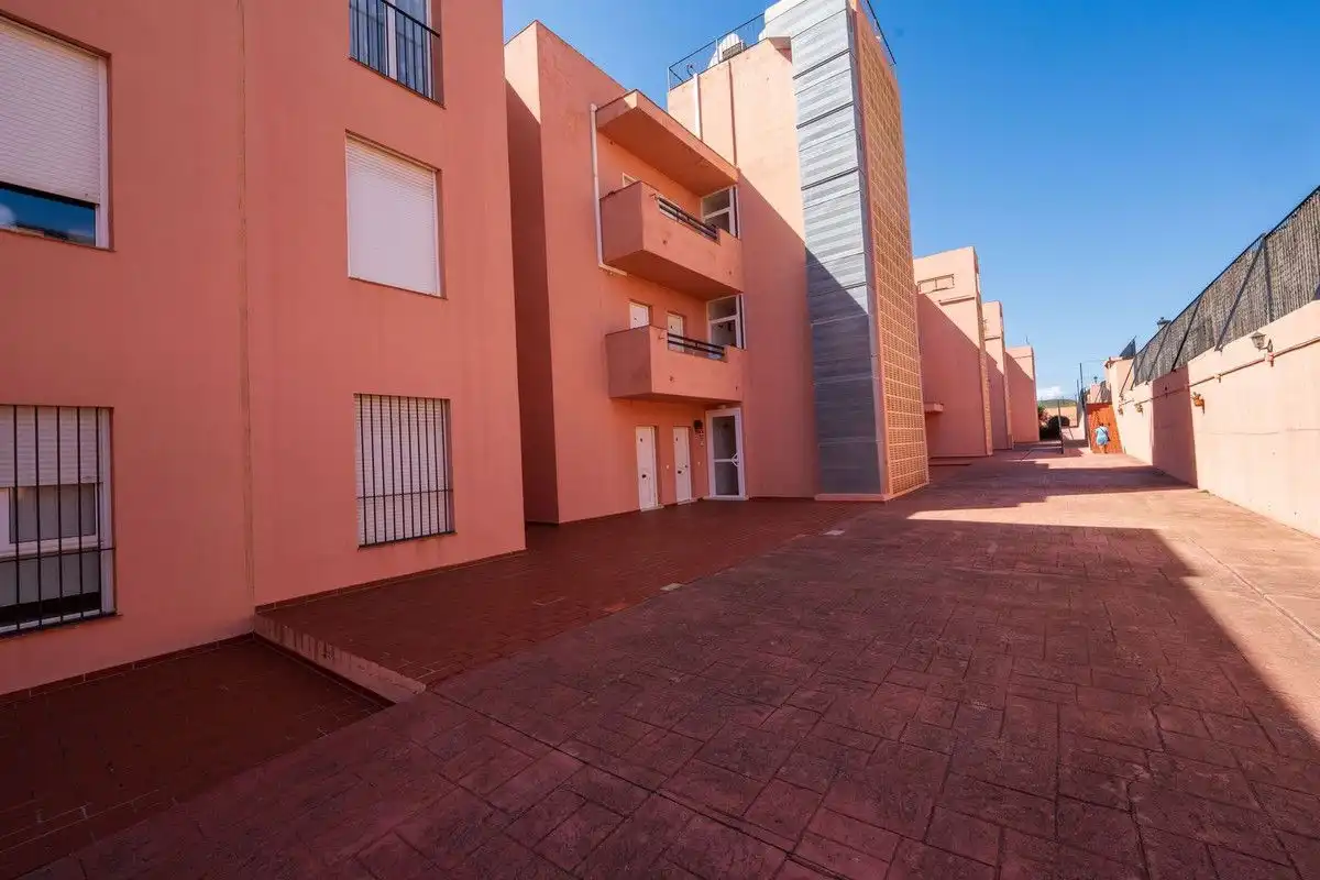 Vista exterior de Àtic en venda en Manilva amb Aire condicionat, Calefacció i Terrassa