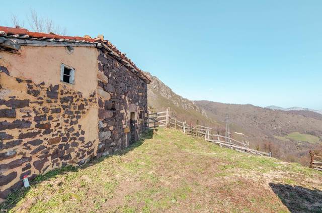 Casa-chalet en Venta en  BRAÑA TUIZA, 0 en Teverga