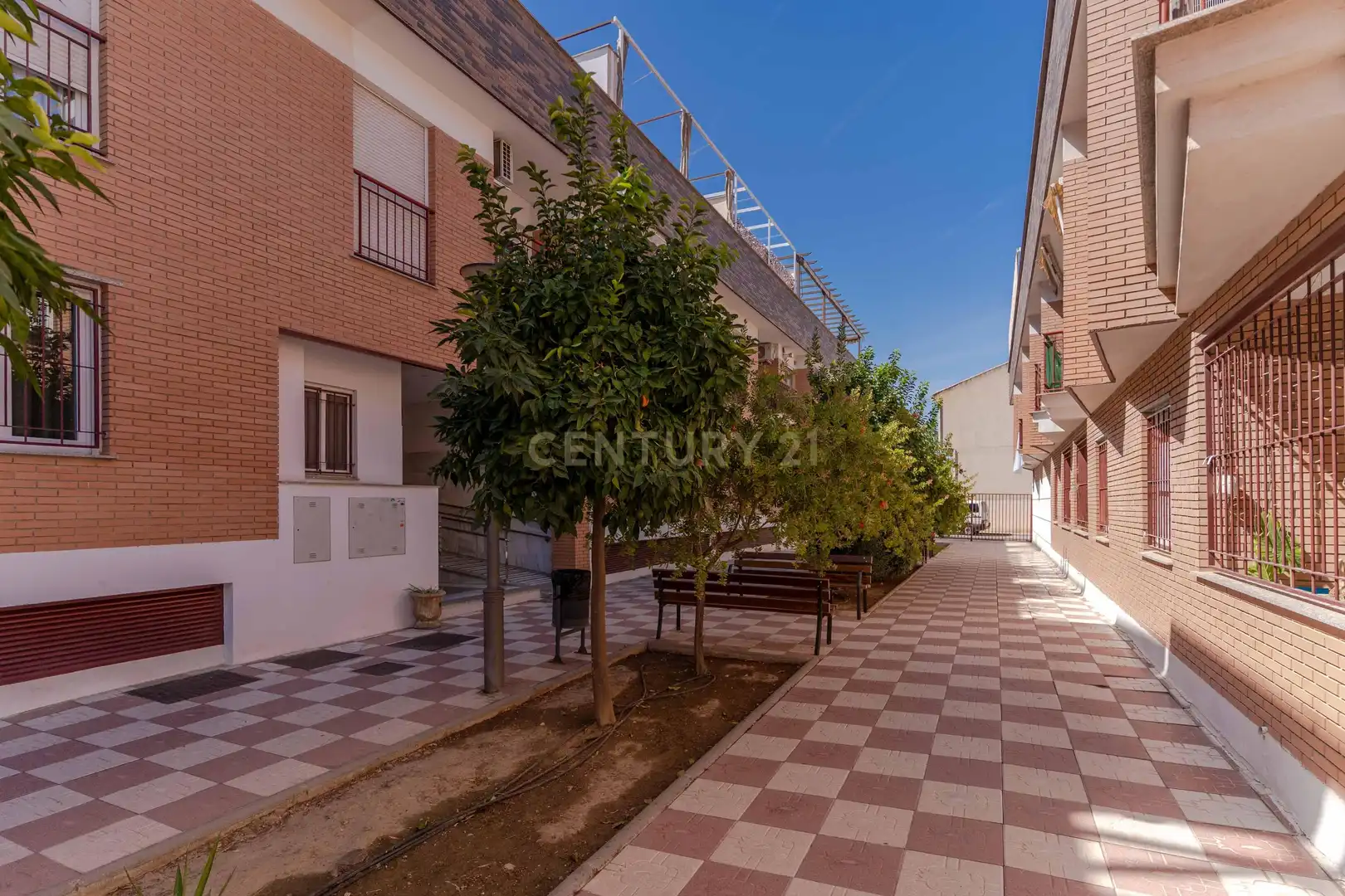 Vista exterior de Apartament en venda en Churriana de la Vega amb Jardí privat i Piscina comunitària