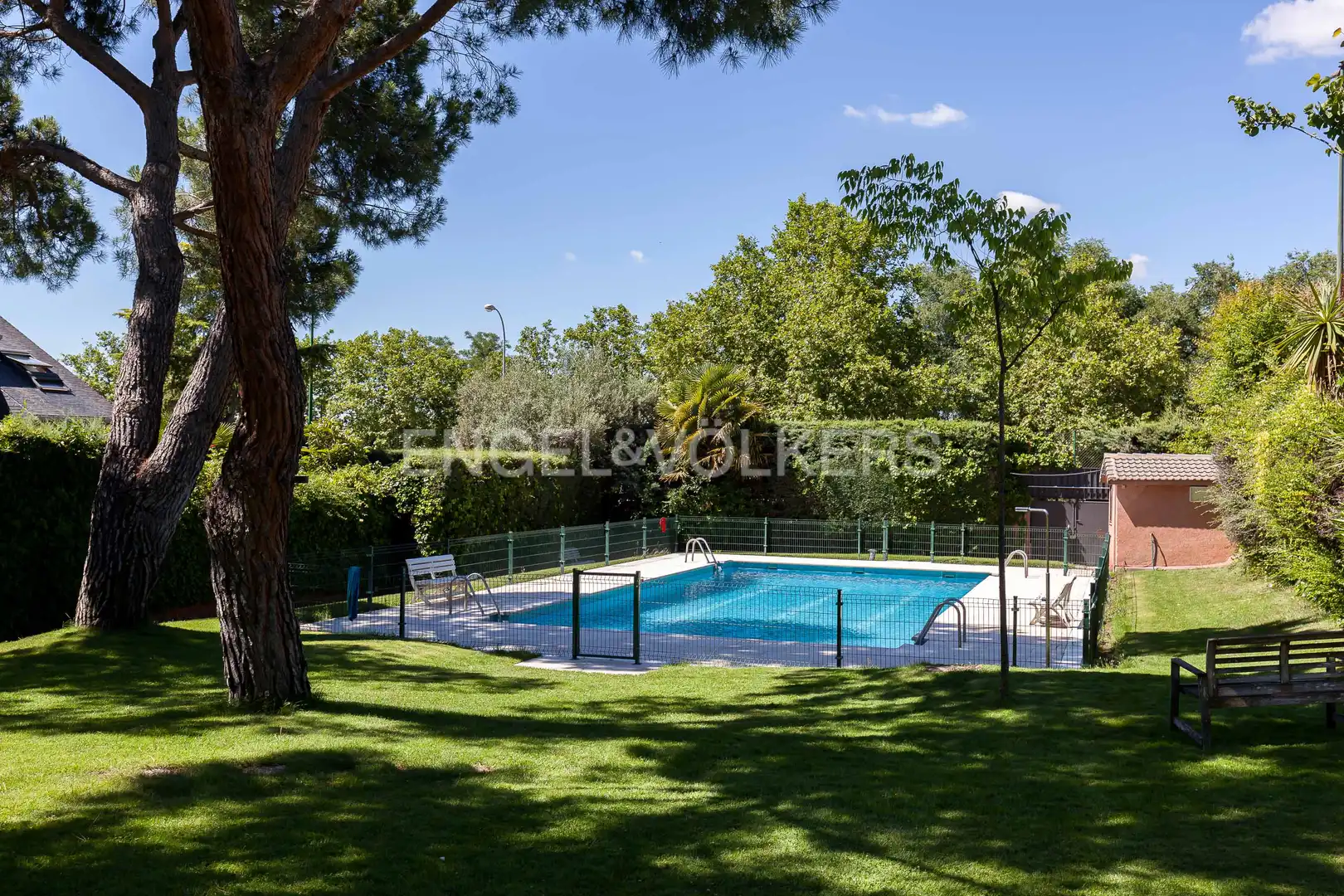 Piscina de Casa adosada en venda en Alcobendas amb Aire condicionat, Calefacció i Jardí privat